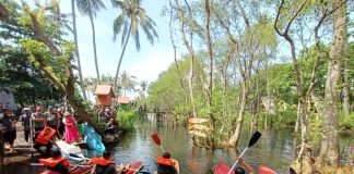 Wisatawan menikmati permainan kano di obyek wisata Cacalan, Banyuwangi. (foto/ist)