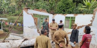 Petugas mengecek kondisi mushala di Desa Bunder, Kecamatan Kabat, Banyuwangi yang ambruk akibat hujan lebat, Senin (3/7/2023). (foto/ist)