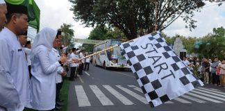 Jemaah haji asal Banyuwangi saat diberangkatkan dari depan Pemkab Banyuwangi, 15 Juni lalu.