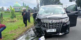 Mobil Alphard menabrak dua pengendara motor di Banyuwangi, Kamis (6/7/2023). (foto/ist)