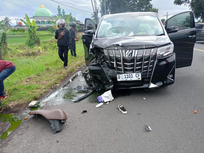 WhatsApp Image 2023-07-06 at 13.48.49 Mobil Alphard menabrak dua pengendara motor di Banyuwangi, Kamis (6/7/2023). (foto/ist)