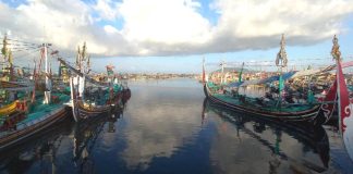 Perahu nelayan diparkir di dermaga Muncar, Banyuwangi, belum lama ini. (foto/udi)