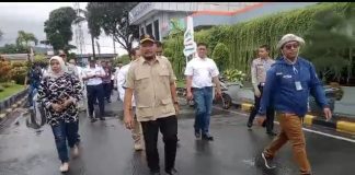 Anggota DPR RI Sumail Abdullah mengecek kondisi penumpukan kendaraan di Pelabuhan Ketapang, Banyuwangi, Jumat (7/7/20203). (foto/ist)