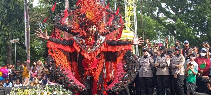Parade busana BEC digelar spektakuler di Banyuwangi, Sabtu (8/7/2023). (foto/udi)