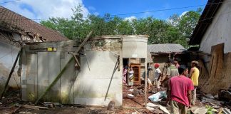 Warga membersihkan rumah warga yang ambruk diterjang hujan angin di Desa Kalibarumanis, Kecamatan Kalibaru, Banyuwangi, Minggu (9/7/2023). (foto/ist)