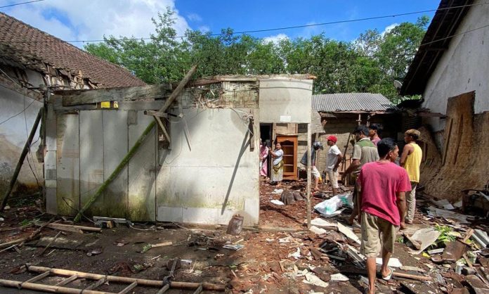 WhatsApp Image 2023-07-09 at 17.06.56 Warga membersihkan rumah warga yang ambruk diterjang hujan angin di Desa Kalibarumanis, Kecamatan Kalibaru, Banyuwangi, Minggu (9/7/2023). (foto/ist)