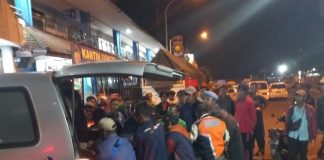 Warga mengevakuasi korban yang terlindas truk di Pelabuhan Ketapang, Banyuwangi, Minggu (10/7/2023). (foto/udi)