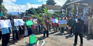 Warga Dusun Sambungrejo, Desa Bayu, Kecamatan Songgon menggelar aksi diganggunya program TORA, Senin (10/7/2023). (foto/udi)