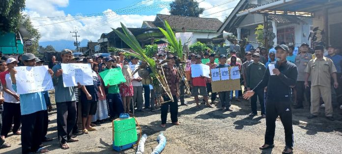 WhatsApp Image 2023-07-10 at 13.52.38 Warga Dusun Sambungrejo, Desa Bayu, Kecamatan Songgon menggelar aksi diganggunya program TORA, Senin (10/7/2023). (foto/udi)