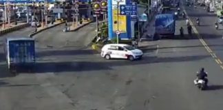 Banyuwangi (pawartajatim.com) - Seminggu dilanda kemacetan panjang, arus kendaraan di jalur Pelabuhan Ketapang, Banyuwangi, mulai normal, Senin (10/7/2023). Jalanan yang sebelumnya dibanjiri kendaraan kembali berubah lengang. Terurainya kemacetan ini setelah pihak ASDP Ketapang memberlakukan sejumlah skenario. Diantaranya, menerjunkan kapal sapu jagat dan menghentikan sementara penjualan tiket kendaraan non logistik. " Alhamdulilah, kondisi lalu lintas di jalur Ketapang sudah normal. Antrean sudah terurai sejak Minggu (9/7/2023) sore," kata Kasat Lantas Polresta Banyuwangi, Kompol Randy Asdar. Menurutnya, antrean kendaraan bisa terurai setelah sejumlah kapal besar diperbantukan di lintasan Ketapang - Gilimanuk. Sehingga, muatan kendaraan yang akan ke Bali bisa lebih banyak. Pantauan di Pelabuhan Ketapang, tak terlihat adanya antrean di pintu masuk. Hanya sisa kendaraan yang menumpuk di kantung parkir. Kondisi ini berbeda jauh dengan sebelumnya. Panjang antrean bisa tembus 13 kilometer. Menumpuk di jalur utara Pelabuhan Ketapang. Kemacetan kendaraan terjadi di Pelabuhan Ketapang, Banyuwangi, sejak Minggu (2/7/2023) lalu. Setiap kendaraan harus menunggu berjam-jam untuk bisa masuk kapal. Versi ASDP Ketapang, kemacetan panjang dipicu lonjakan penumpang seiring libur Idul Adha dan libur panjang sekolah. Lalu, ada perbaikan dermaga di sisi Pelabuhan Gilimanuk. Kondisi cuaca juga ikut memicu antrean kendaraan ini. (udi)