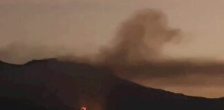 Kebakaran melanda lereng gunung di utara Banyuwangi, Senin (17/7/2023) malam. (foto/ist)