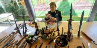 Ritual jamasan keris di Dinas Pariwisata Banyuwangi, Rabu (19/7/203). (foto/udi)