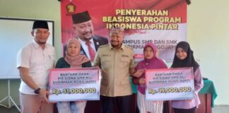 Anggota Komisi V DPR RI, Sumail Abdullah menyerahkan beasiswa PIP di SMK NU, Desa Mangir, Kecamatan Rogojampi, Banyuwangi, Jumat (21/7/2023). (Foto/ist)
