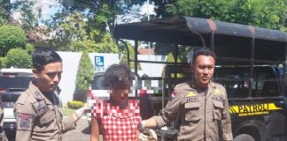 Petugas Satpol PP Banyuwangi mengamankan orgil yang mengamuk, Jumat (21/7/2023) siang. (Foto/ist)