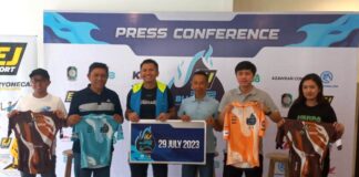 Penyerahan jersey menandai digelarnya Bluefire Ijen KOM Challenge di Banyuwangi, Jumat (28/7/2023). (foto/udi)