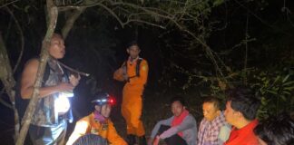 Tim SAR menemukan empat pengunjung Alas Purwo Banyuwangi yang tersesat dalam kondisi selamat, Minggu (30/7/2023) malam. (foto/dok.SAR)