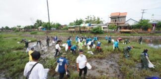 Aksi pembersihan sampah secara massal di Banyuwangi. (foto/ist)