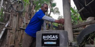 Warga di Banyuwangi menggunakan biogas dari kotoran ternak untuk bahan bakar memasak.