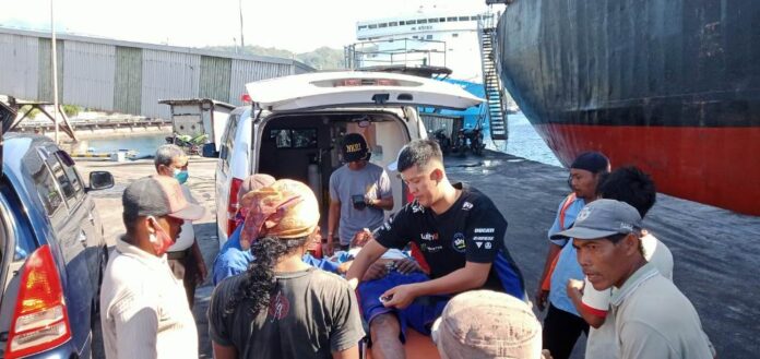 WhatsApp Image 2023-08-11 at 14.29.22 Petugas mengevakuasi buruh Pelabuhan Tanjungwangi, Banyuwangi yang tewas saat kerja, Jumat (11/8/2023). (foto/ist)