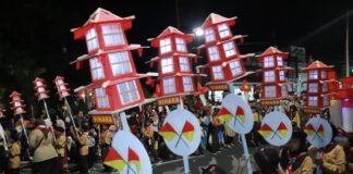 Kemeriahan pawai lampion serangkaian Hari Pramuka di Banyuwangi, Senin (14/8/2023) malam. (foto/ist)