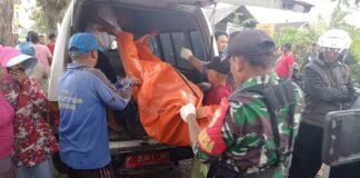 Petugas mengevakuasi jenazah lansia yang ditemukan tewas di Sungai Baru, Kecamatan Tegalsari, Banyuwangi, Selasa (15/8/2023). (foto/ist)