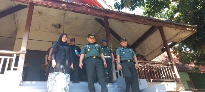 WhatsApp Image 2023-08-24 at 11.30.57 KSAD Jenderal TNI Dudung Abdurachman mengunjungi asrama Inggrisan Banyuwangi, Kamis (24/8/2023). (foto/udi)