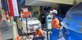 Petugas DLH Banyuwangi mengecek kualitas udara di kota Banyuwangi, Senin (28/8/2023).