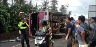 Truk pengangkut material terguling di jalur Ketapang, Banyuwangi, Kamis (31/8/2023).