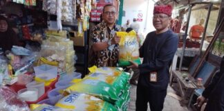 Bulog bersama Satgas Pangan menggelar sidak harga beras di Pasar Banyuwangi, Kamis (31/8/2023).