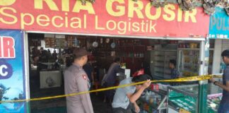 Sebuah ruko di Desa Kedungasri, Kecamatan Telgaldlimo, Banyuwangi terbakar, Senin (4/9/2023).