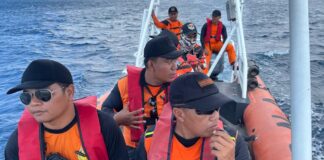Tim SAR gabungan melakukan penyisiran korban hilang, Kamis (7/9/2023) akibat karamnya kapal ikan di perairan Grajagan, Banyuwangi.