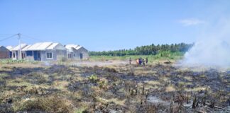 Kebakaran melanda lahan kosong dekat perumahan di Banyuwangi yang meresahkan warga, Kamis (7/9/2023). (foto/udi)