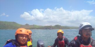 Pencarian tiga kru kapal yang karam di perairan Grajagan, Banyuwangi terus berlanjut, Jumat (8/9/2023).