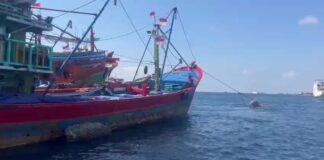 Kapal ikan lego jangkar di sekitar utara Pelabuhan Tanjungwangi, Banyuwangi. (foto/ist)