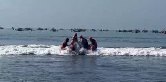 Tim SAR melakukan pencairan tiga kru kapal ikan yang hilang di Perairan Plawangan, Grajagan, Banyuwangi, Jumat (8/9/2023). (foto/ist)