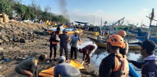 Tim SAR mengevakuasi satu ABK kapal ikan tewas di Perairan Plawangan, Grajagan, Banyuwangi, Senin (11/9/2023).