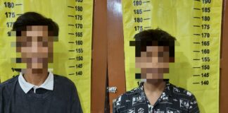 Dua pelaku pencabulan siswi diamankan di Polsek Srono, Banyuwangi.