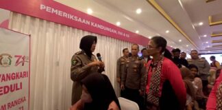 Ibu Kapolri Juliati Sigit Prabowo melihat kegiatan baksos serangkain Hari Kesatuan Gerak Bhayangkari ke 71 di Banyuwangi, Kamis (14/9/2023). (foto/udi)