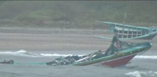 Kondisi kapal ikan yang karam di perairan Pantai Grajagan, Banyuwangi.
