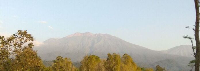 Gunung Raung, Banyuwangi yang rawan kebakaran di musim kemarau.