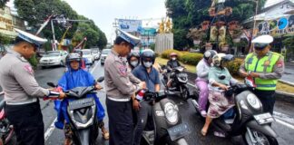 Polisi Lalu Lintas di Banyuwangi memberikan arahan keselamatan lalu lintas, belum lama ini.