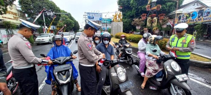WhatsApp Image 2023-09-21 at 12.17.32 Polisi Lalu Lintas di Banyuwangi memberikan arahan keselamatan lalu lintas, belum lama ini.