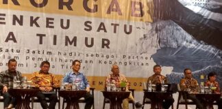 Jajaran pejabat Perwakilan Kementerian Keuangan Jawa Timur memberikan keterangan kepada wartawan di Banyuwangi, Selasa (26/9/2023) . (foto/udi)