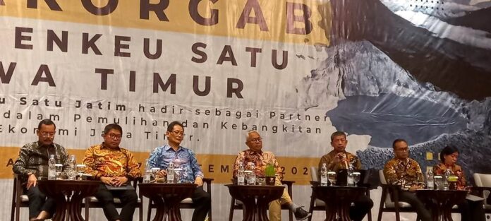 WhatsApp Image 2023-09-26 at 17.44.22 Jajaran pejabat Perwakilan Kementerian Keuangan Jawa Timur memberikan keterangan kepada wartawan di Banyuwangi, Selasa (26/9/2023) . (foto/udi)