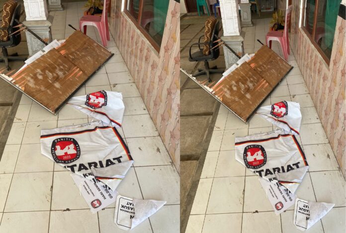 pilkades Alat peraga milik Panitia Pilkades Kalibaru Kulon, Banyuwangi dirusak orang tak dikenal. (foto/ist)