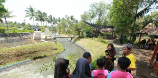 Para siswa di Banyuwangi diajak merawat sungai melalui program Sekardadu. (foto/ist)