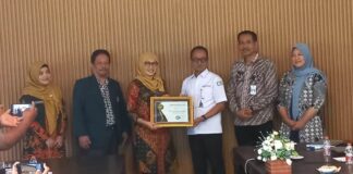 BPJS Kesehatan Cabang Banyuwangi memberikan penghargaan kepada mitra faskes, Senin (2/10/2023) siang. (foto/udi)
