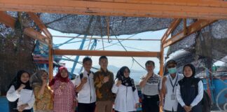 Kepala Pelabuhan Perikanan Nasional Prigi, Ririn Soelistyo (tengah) usai meninjau Pelabuhan Perikanan di Banyuwangi. (foto/ist)