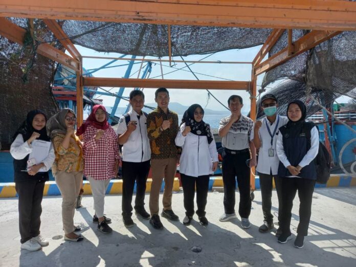 Kepala Pelabuhan Perikanan Nasional Prigi, Ririn Soelistyo (tengah) usai meninjau Pelabuhan Perikanan di Banyuwangi. (foto/ist)
