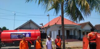 BPBD Banyuwangi menggelontor pasokan air bersih ke wilayah yang krisis air. (foto/ist)